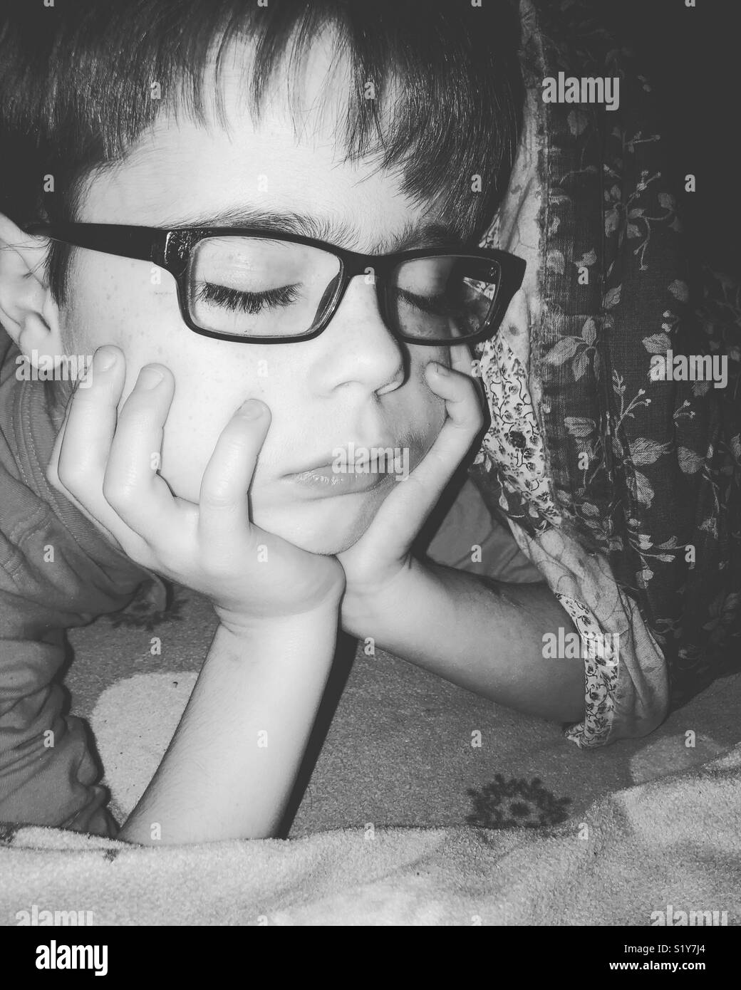 Ein Junge mit seinem Kopf aufgerichtet und die Brille auf. Stockfoto