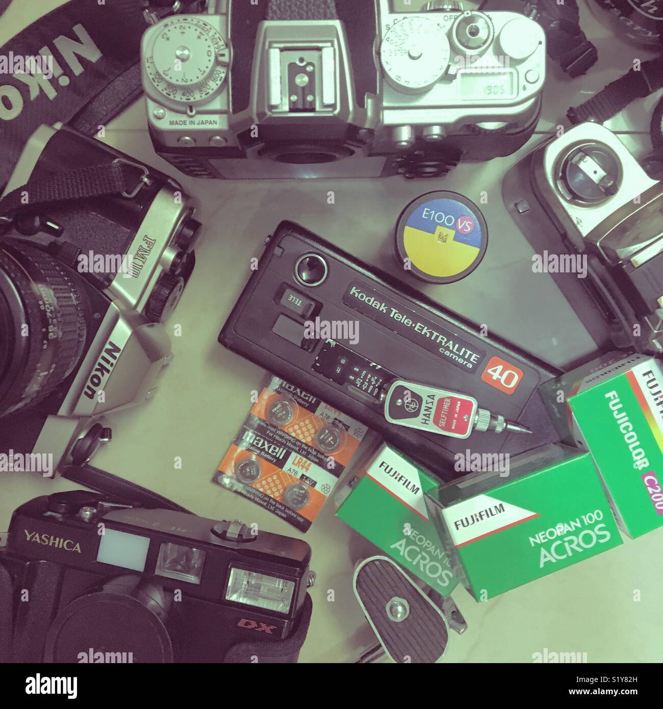 Film Kamera Sammlung. Im alten Stil der Fotografie - Smartphone-aufgenommenes Stockfoto