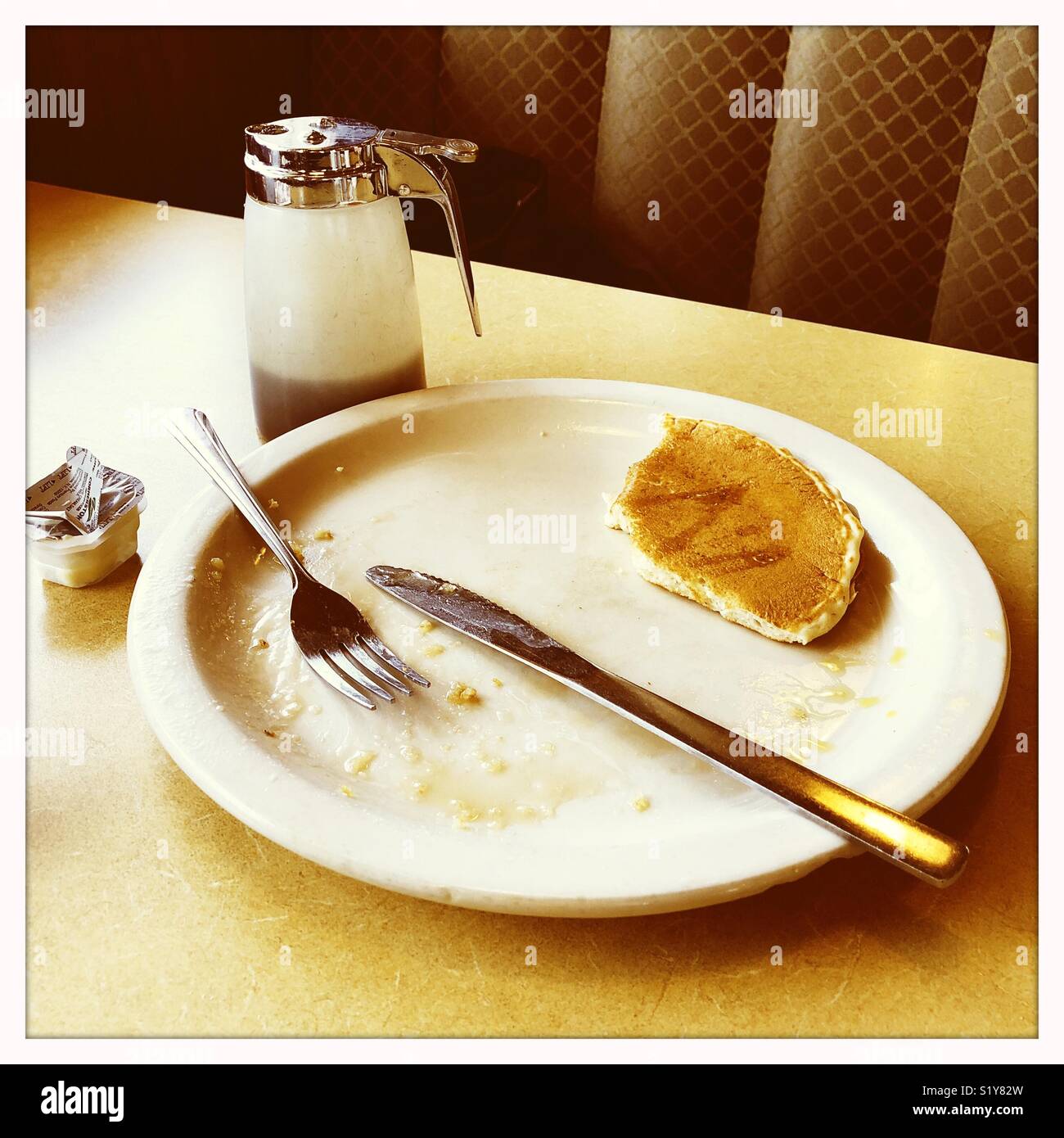 Ein fast leerer Frühstücksteller an einem New York Diner Stockfoto