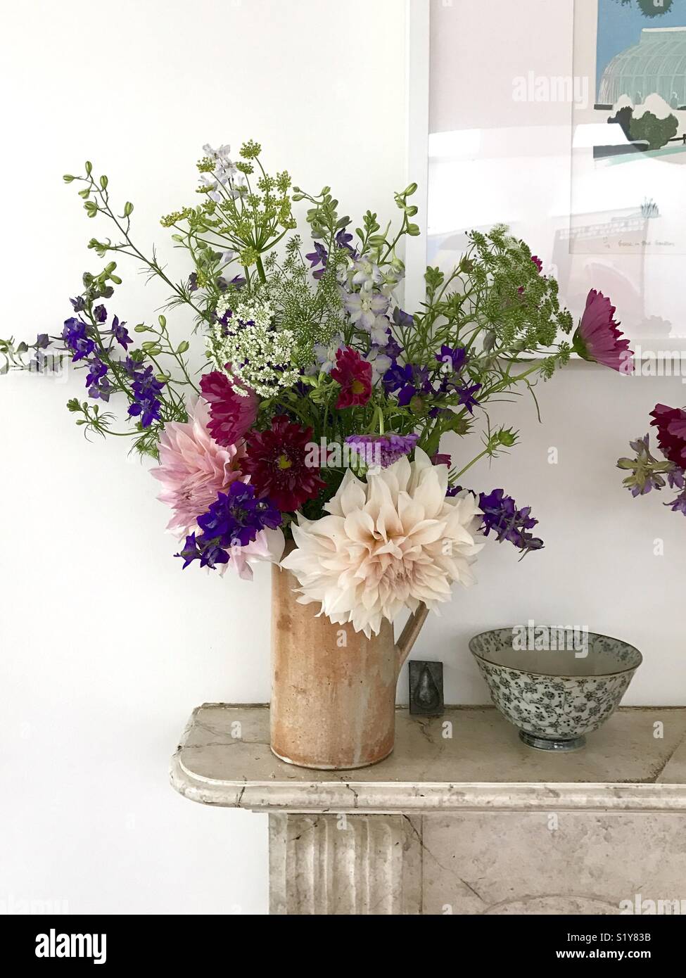 Ein schöner Haufen hausgemacht Britischen Blumen in einem Krug auf einem Kamin Mantel Stockfoto