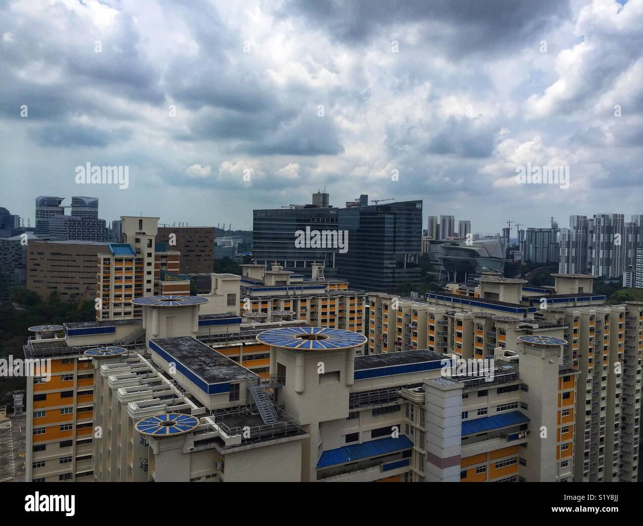 Urban scape Blick zur Stadt Wohnungen mit starken Wolken Überhang. Gefühl der Vorahnung oder Dynamik. Stockfoto