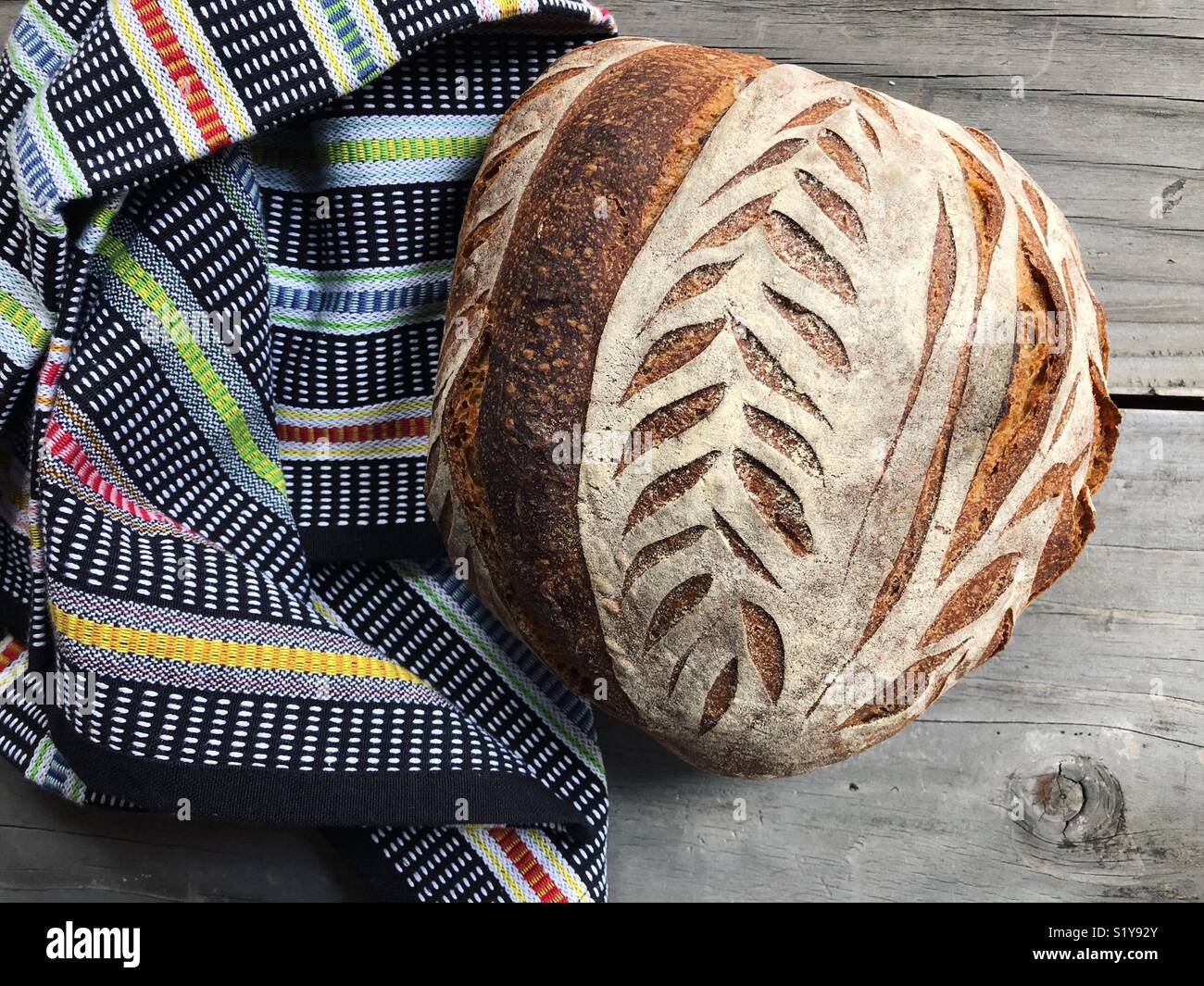 Frisch gebackenen Laib Sauerteigbrot auf Tisch. - Smartphone-aufgenommenes Stockfoto