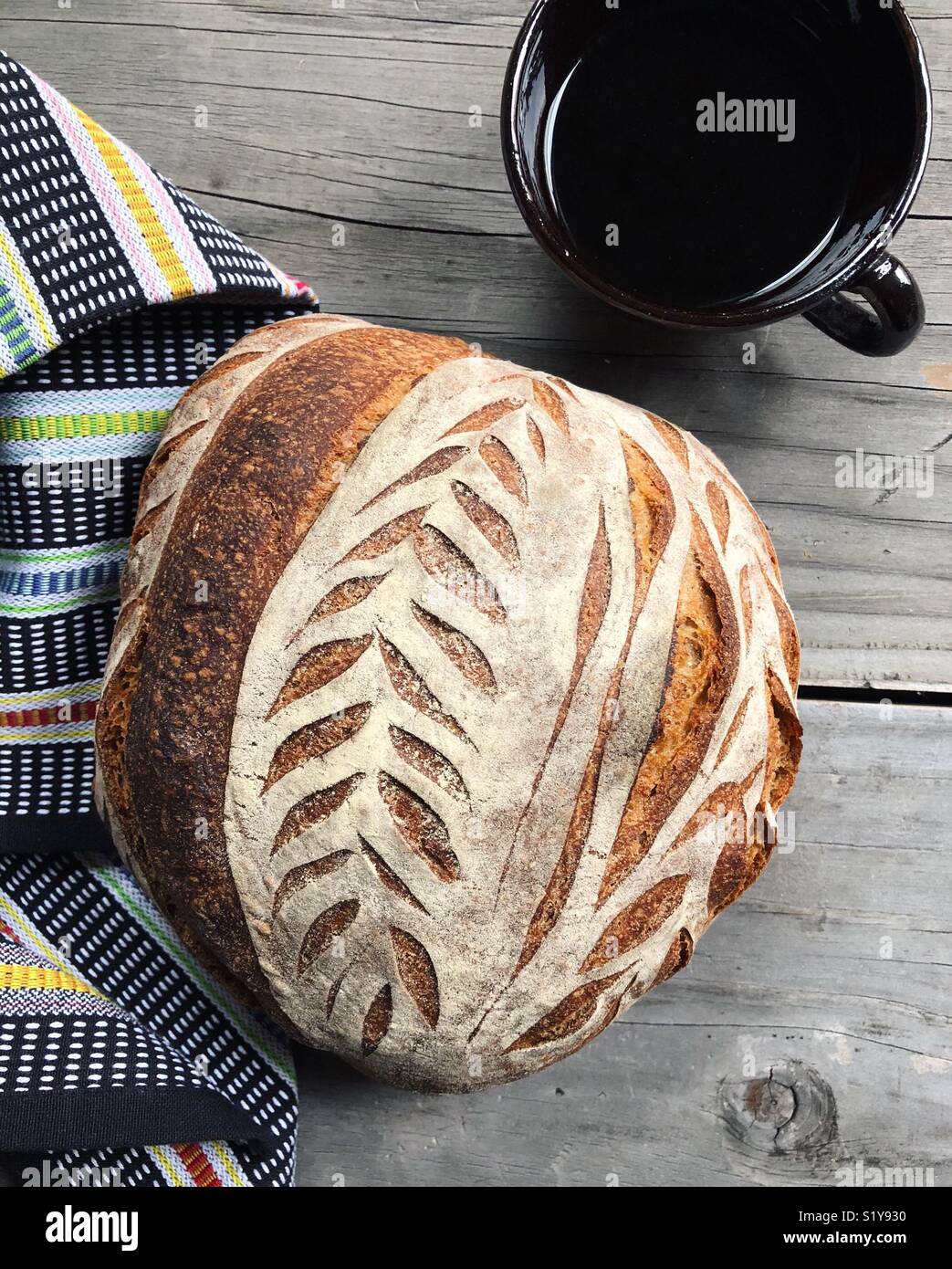 Frisch Sauerteig Brot auf den Tisch gestellt. - Smartphone-aufgenommenes Stockfoto
