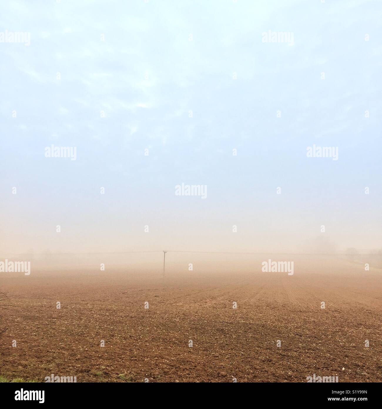 Oberleitungen und Pol in einer nebligen Bereich. - Smartphone-aufgenommenes Stockfoto