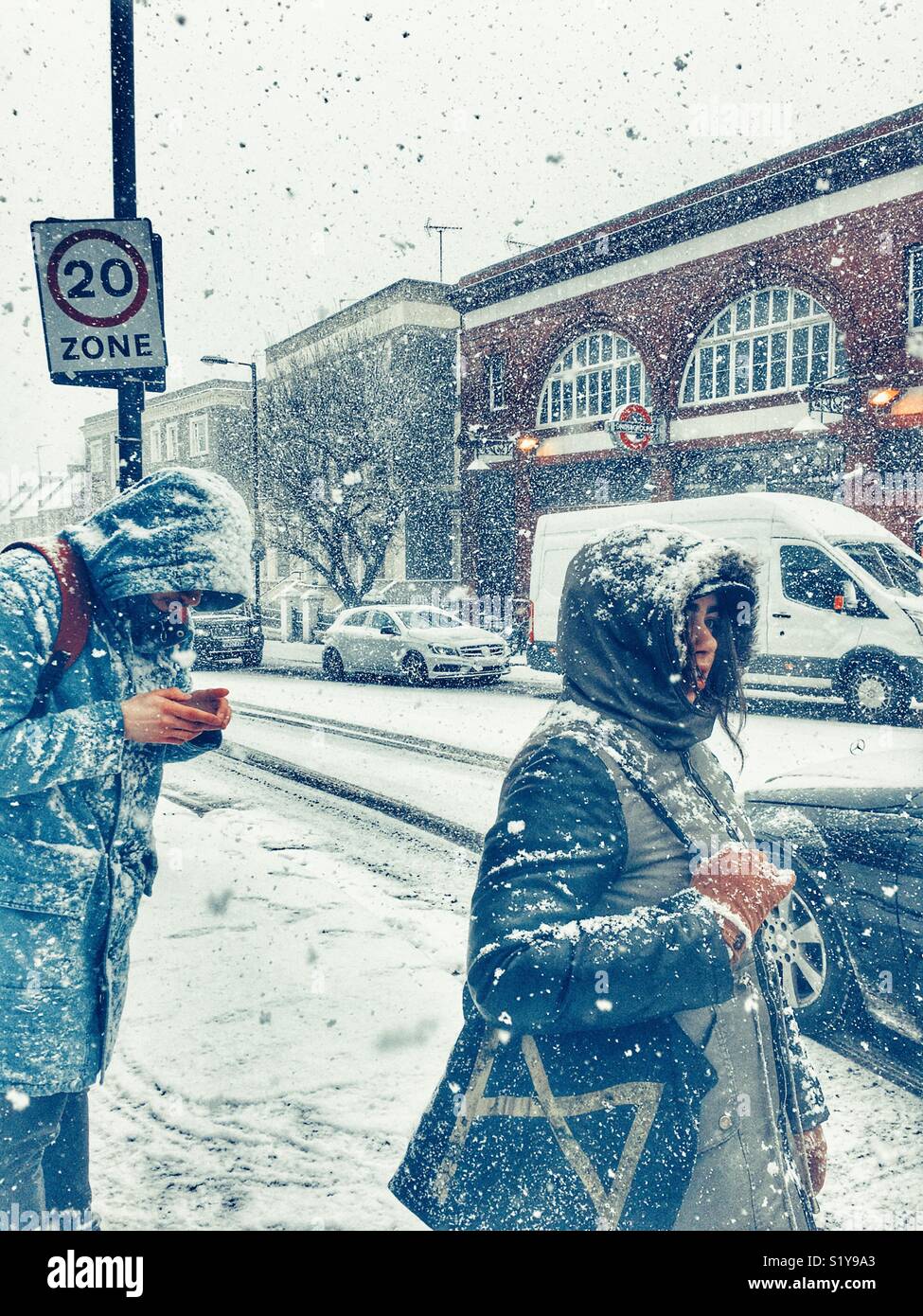 Street Scene und Menschen zu kämpfen, durch heftige Schneefälle in London, N7 Während der Sturm aus dem Osten Blizzard im März 2018. Stockfoto Street Scene und Menschen zu kämpfen, durch heftige Schneefälle in London, N7 Während der Sturm aus dem Osten Blizzard im März 2018. Stockfoto