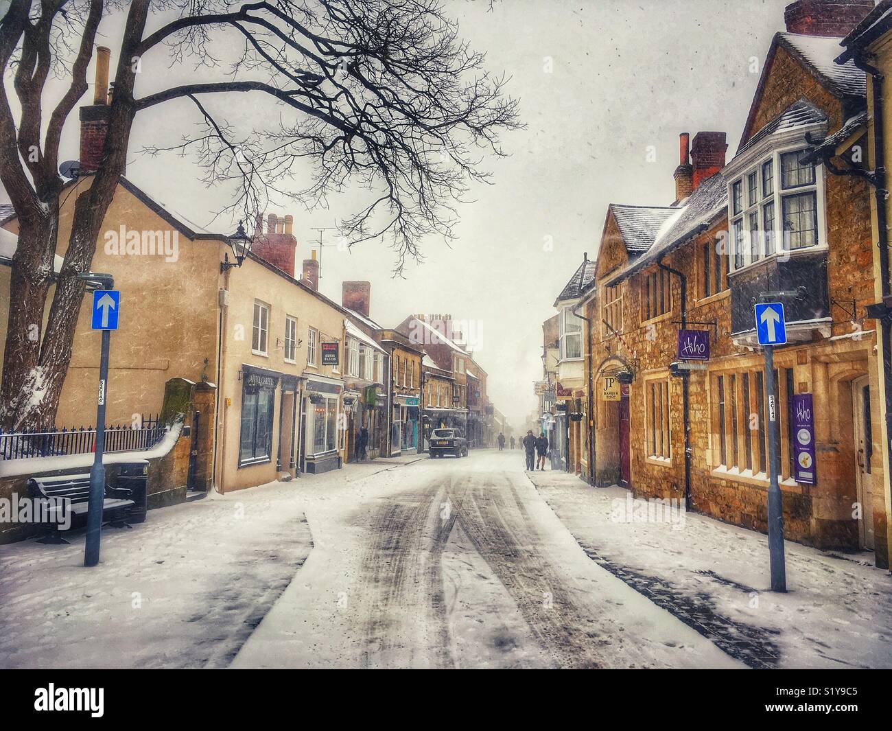 Billig Straße und Winter Stadtbild mit starker Schneefall in Sherborne, Dorset, England während der Blizzard der Sturm Emma, März 2018 Stockfoto Billig Straße und Winter Stadtbild mit starker Schneefall in Sherborne, Dorset, England während der Blizzard der Sturm Emma, März 2018 Stockfoto