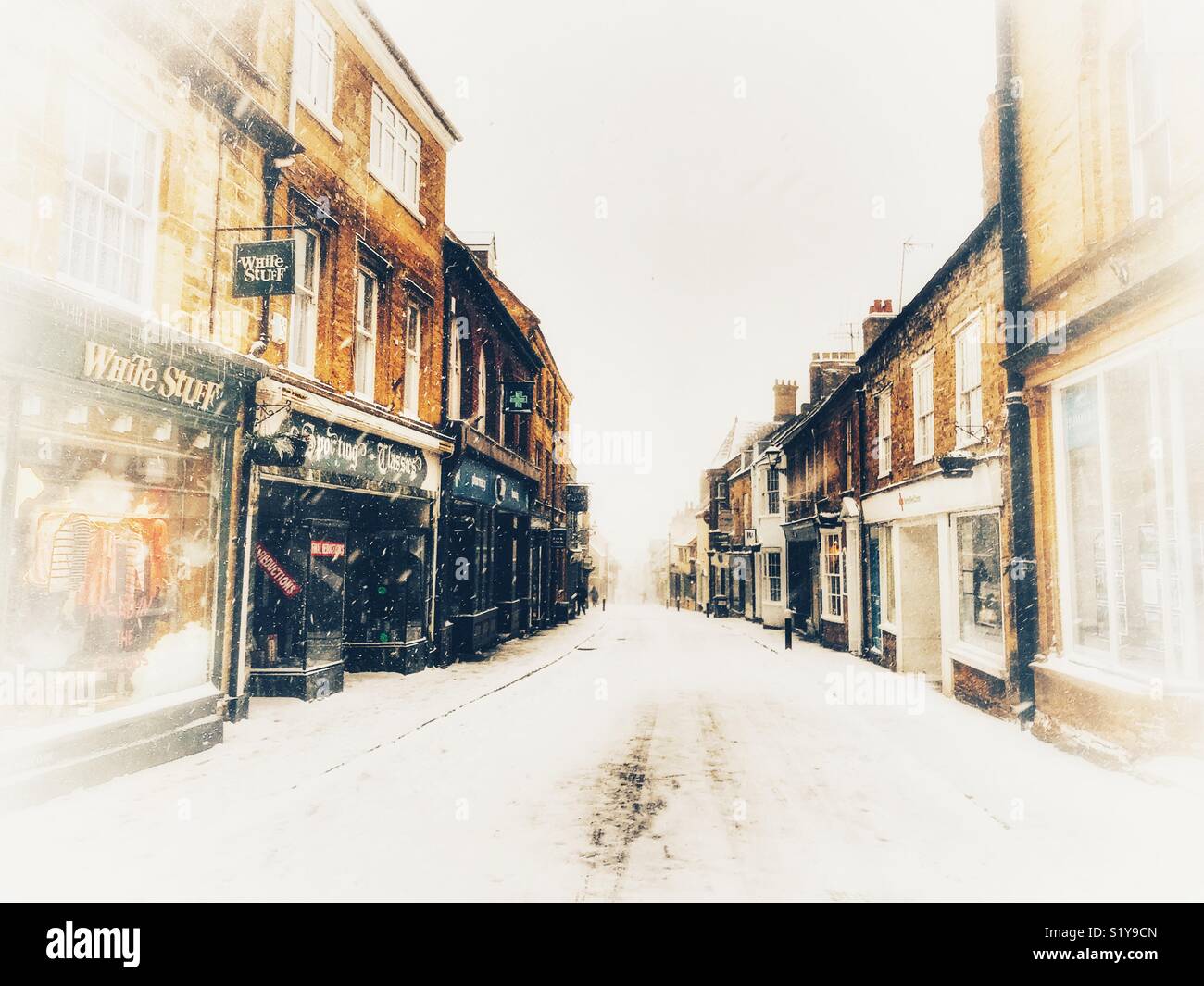Weiße Zeug billige Straße, mit starker Schneefall in Sherborne, Dorset, England während der Blizzard der Sturm Emma, März 2018 Stockfoto Weiße Zeug billige Straße, mit starker Schneefall in Sherborne, Dorset, England während der Blizzard der Sturm Emma, März 2018 Stockfoto
