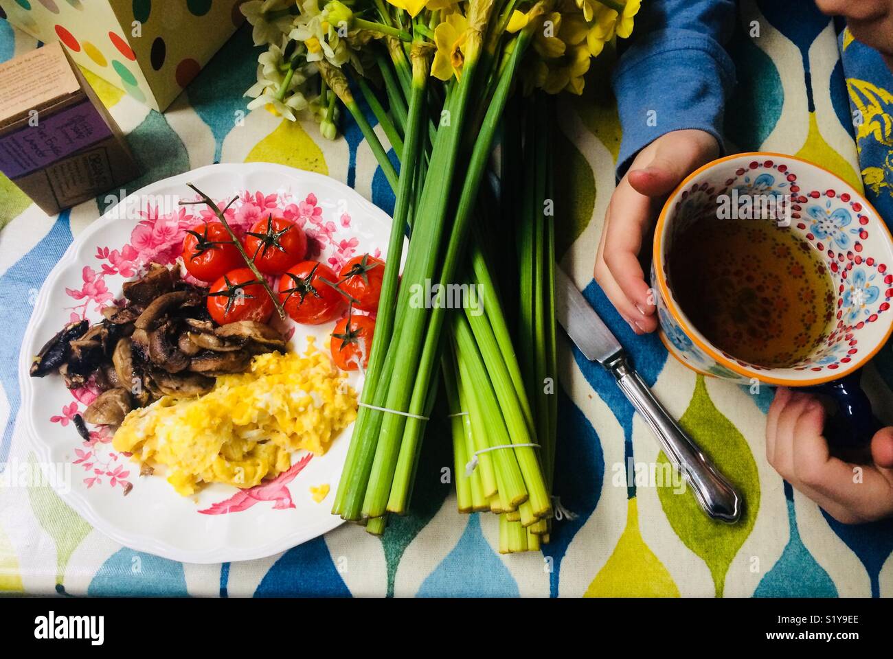 Warmes Frühstück und Blumen am Muttertag Stockfoto