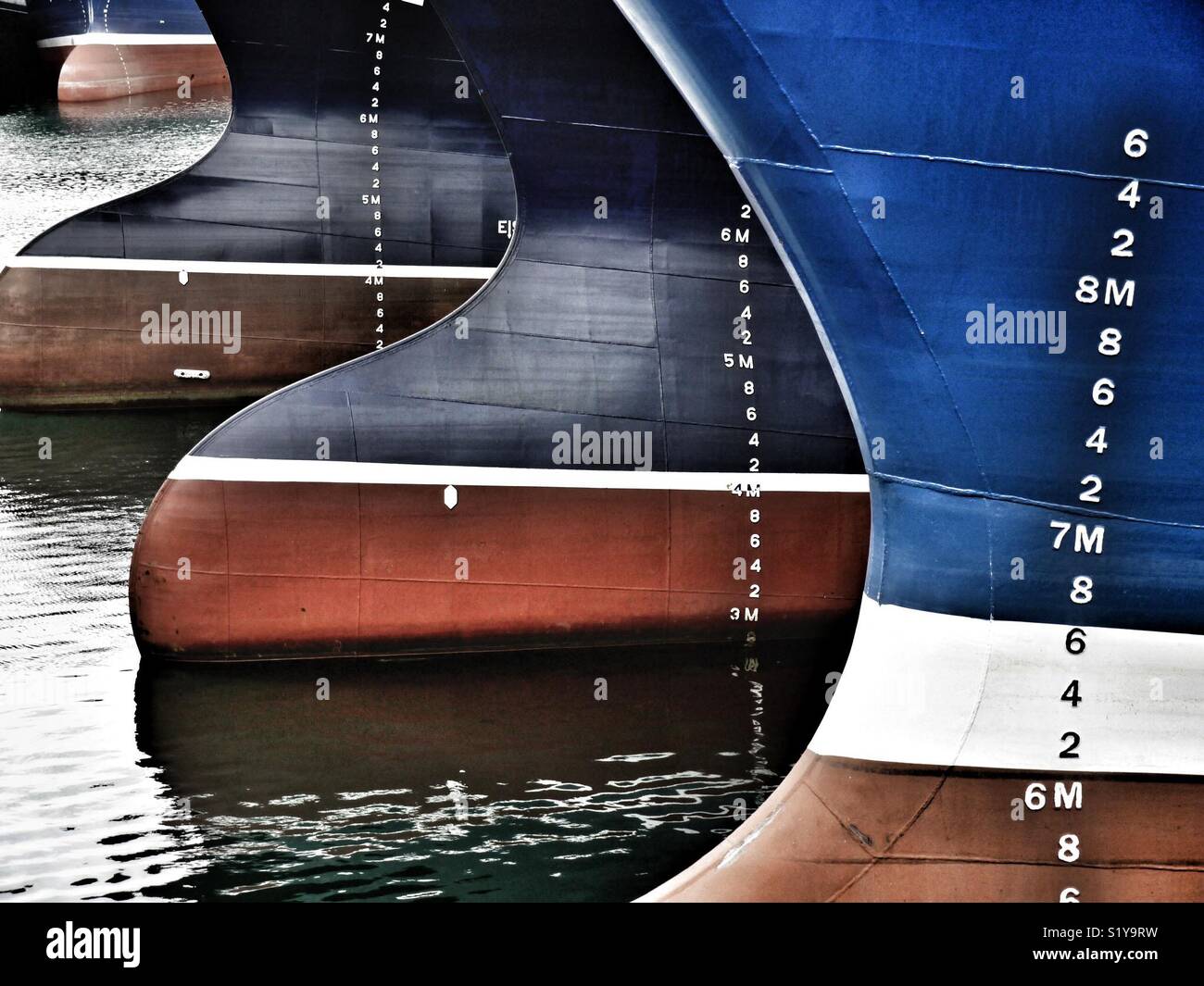 Ebbe, Bögen der Schiffe im Hafen, Fraserburgh, Schottland, Großbritannien - Smartphone-aufgenommenes Stockfoto