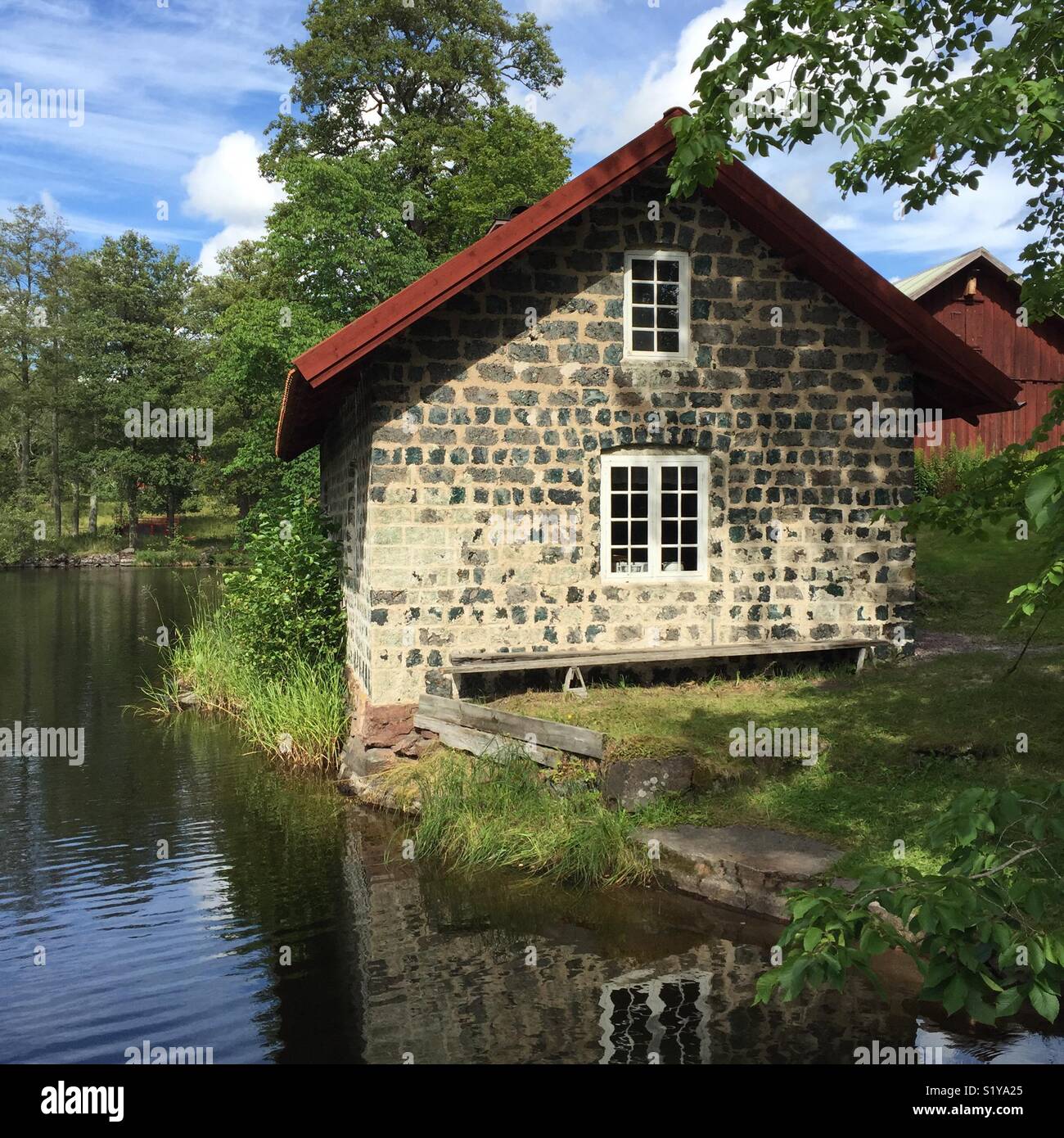 Haus gebaut von Schlacke aus Stein. Filipstad, Värmland, Schweden. - Smartphone-aufgenommenes Stockfoto