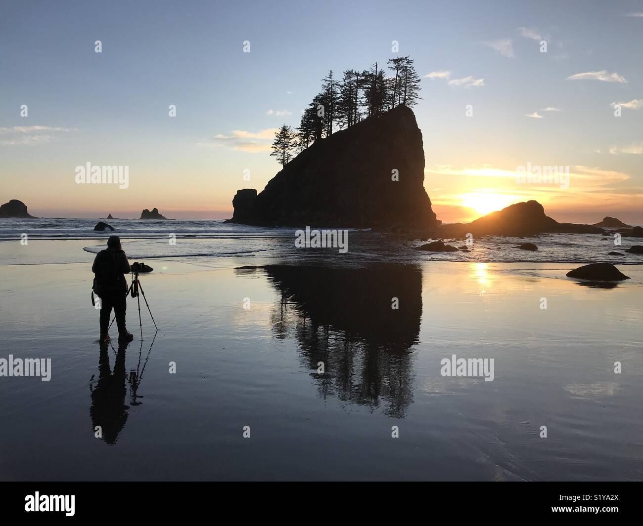 Fotograf bei Sonnenuntergang am Strand von Wilderness, Olympic National Park, Washington Stockfoto