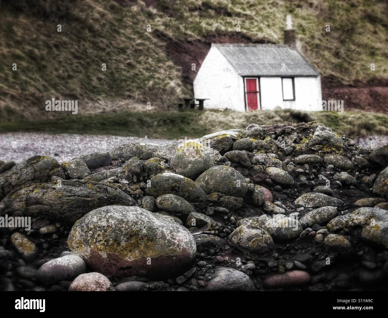 Kleine Hütte am Strand, an der Ostküste von Schottland, Großbritannien Stockfoto