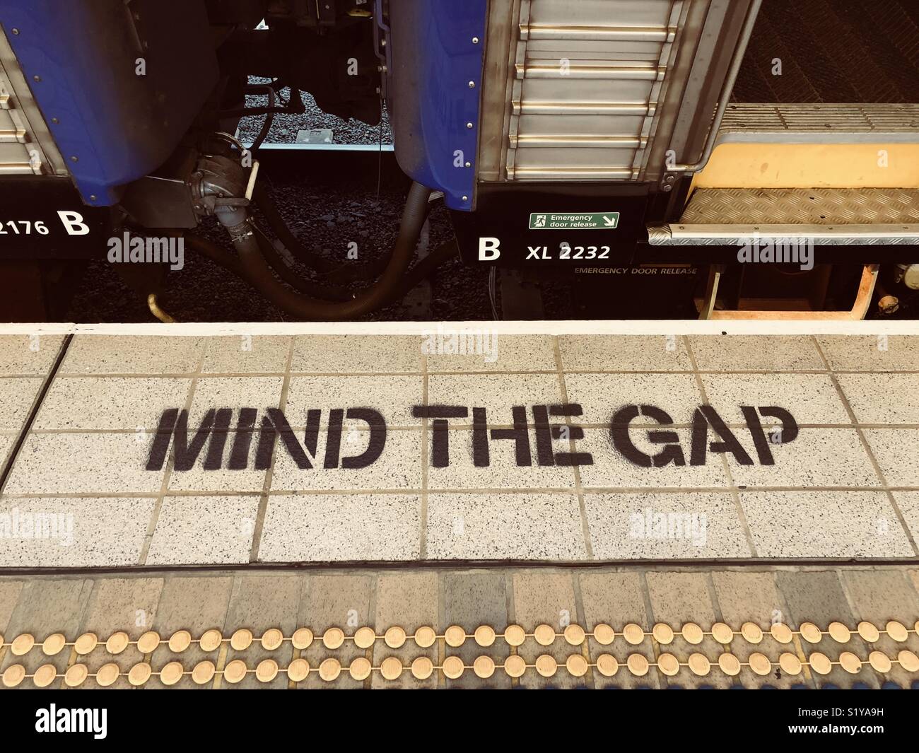 Mind the gap Melden auf der Plattform in Sydney Rail Station - Smartphone-aufgenommenes Stockfoto