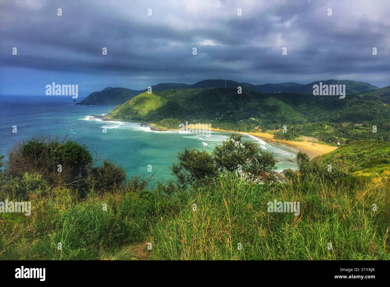 Strand Strand mit bewölktem Himmel in der Wild Coast Region von Südafrika - Smartphone-aufgenommenes Stockfoto
