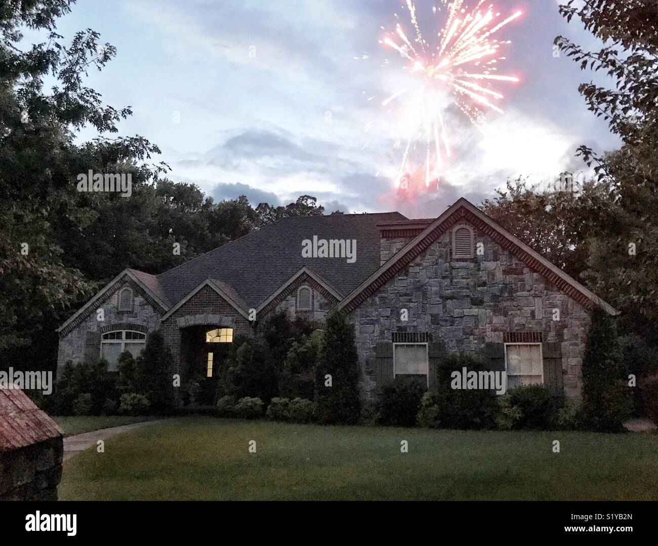 Ein Feuerwerk aus über einem Wohnhaus, das am 4. Juli. Stockfoto