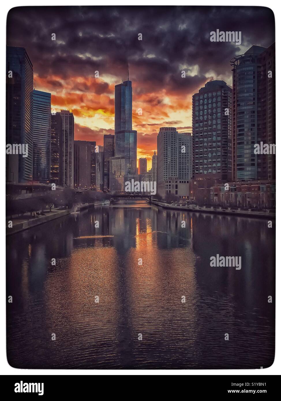 Sonnenuntergänge Verbrennungen über eine Chicago Abendhimmel im Winter. Stockfoto