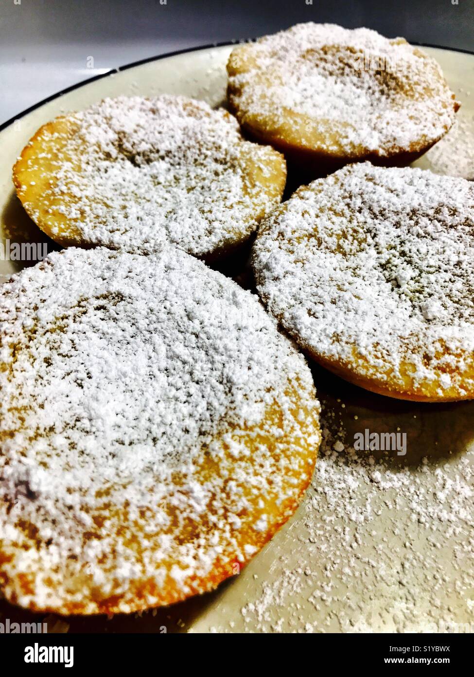 Hausgemachte Kessel Kuchen mit Puderzucker bestäubt, Harry Potter zu feiern. Stockfoto