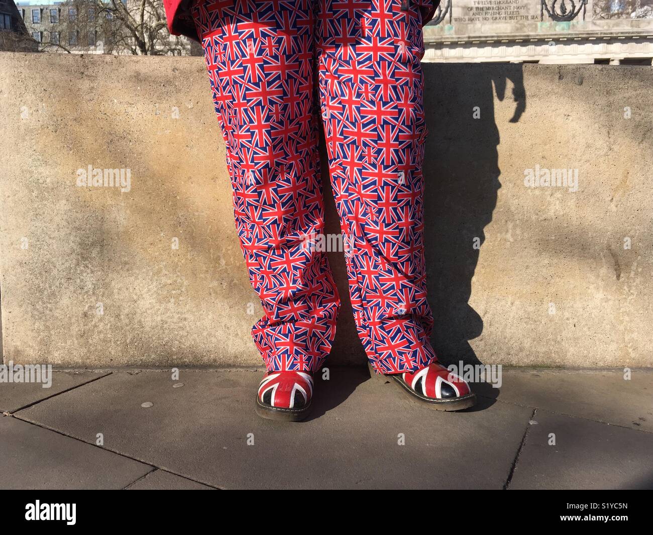 Unter der Gürtellinie Bild einer Person tragen Union Jack Hosen und Schuhe, London, England. Stockfoto