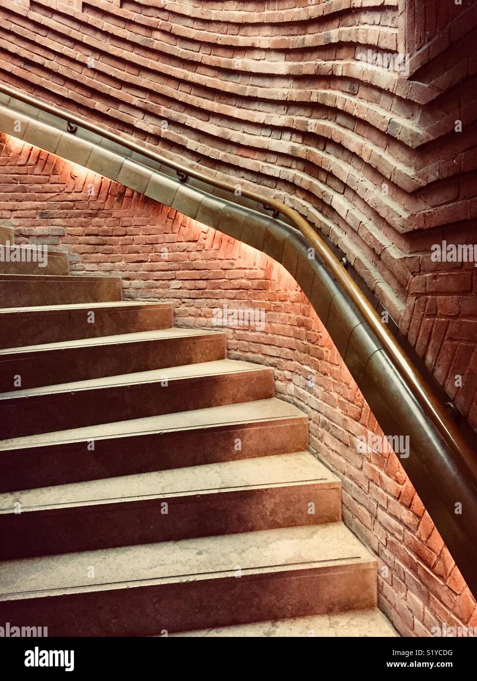 Expressionistische gemauerten Treppe in Paula Becker-Modersohn Museum auf der Böttcherstraße, Bremen, Deutschland. Erbaut 1927 von Ludwig Roselius vom Architekten Bernhard Rötger konzipiert. Stockfoto