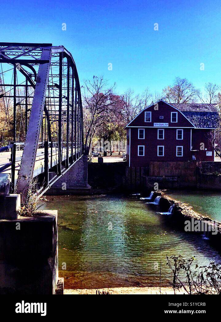 Wasser fließt an den Krieg Adler Mühle im Benton County, Arkansas. Stockfoto