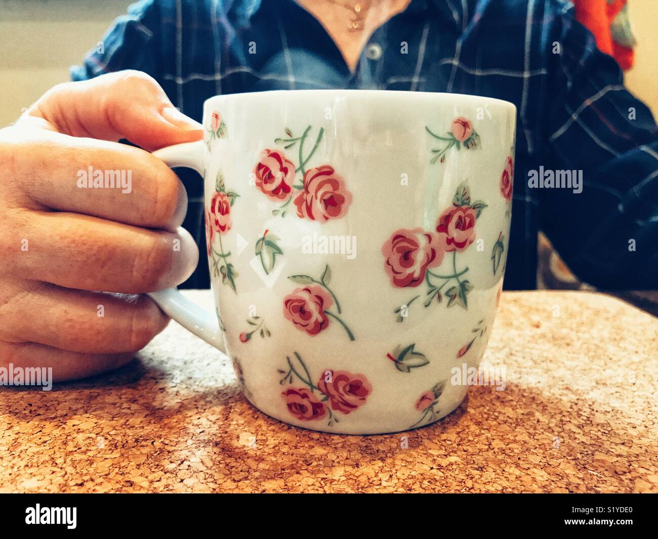 Frau mit einem heißen Getränk in einem Becher Stockfoto