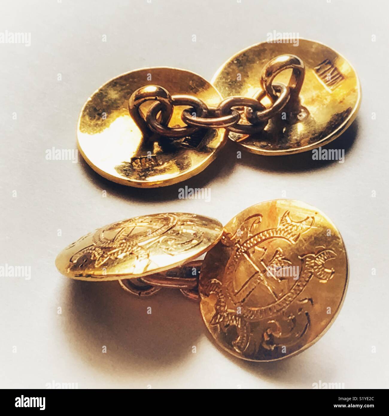 Geprägt gold Manschettenknöpfe - Smartphone-aufgenommenes Stockfoto
