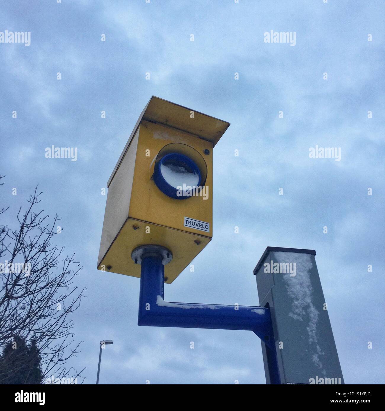 Geschwindigkeit Kamera teilweise mit Schnee bedeckt - Smartphone-aufgenommenes Stockfoto
