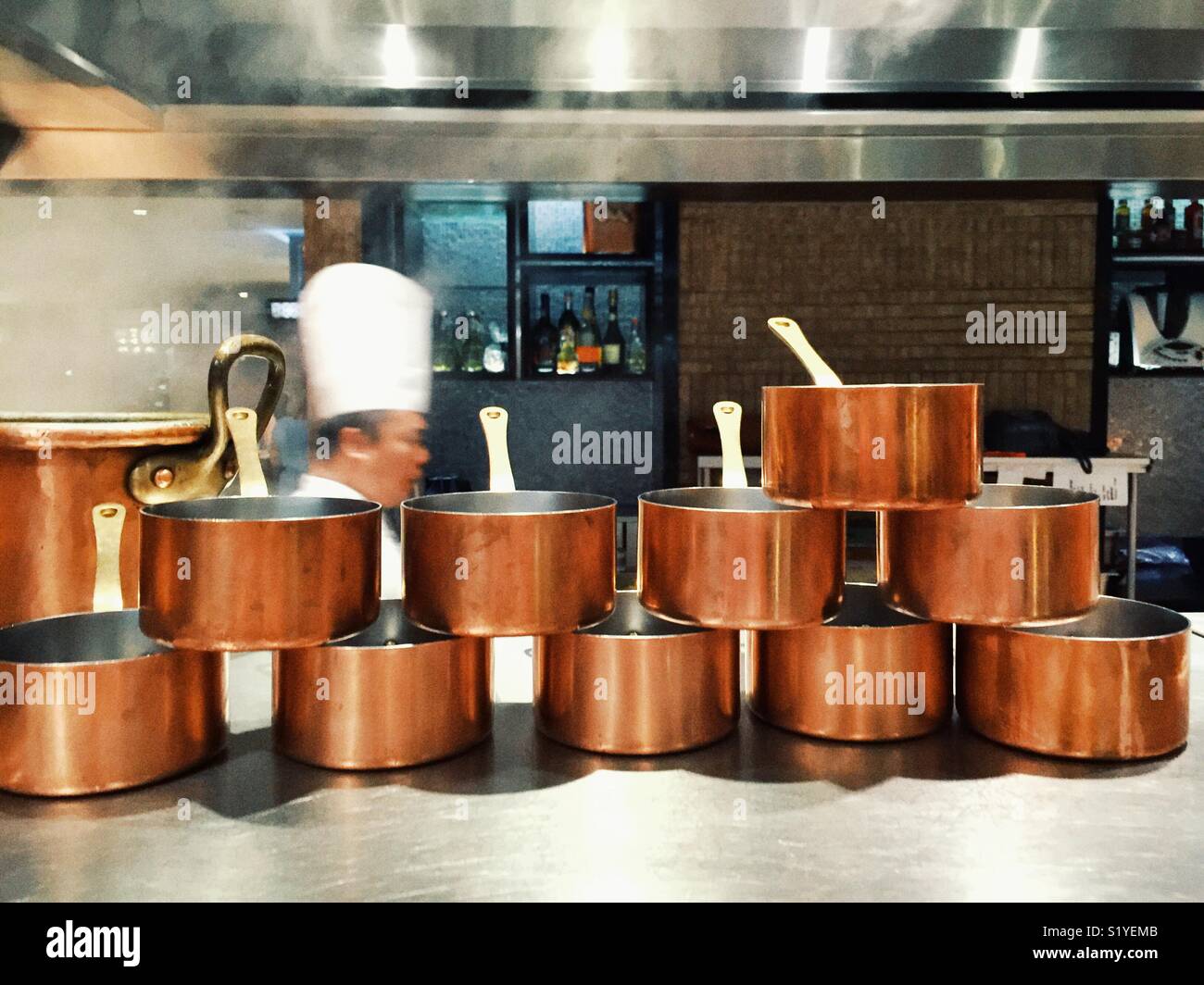 Reihe von Kupfer Töpfe auf der Zähler im 5-Sterne Restaurant Küche im Sofitel Hotel in Manila Philippinen Stockfoto