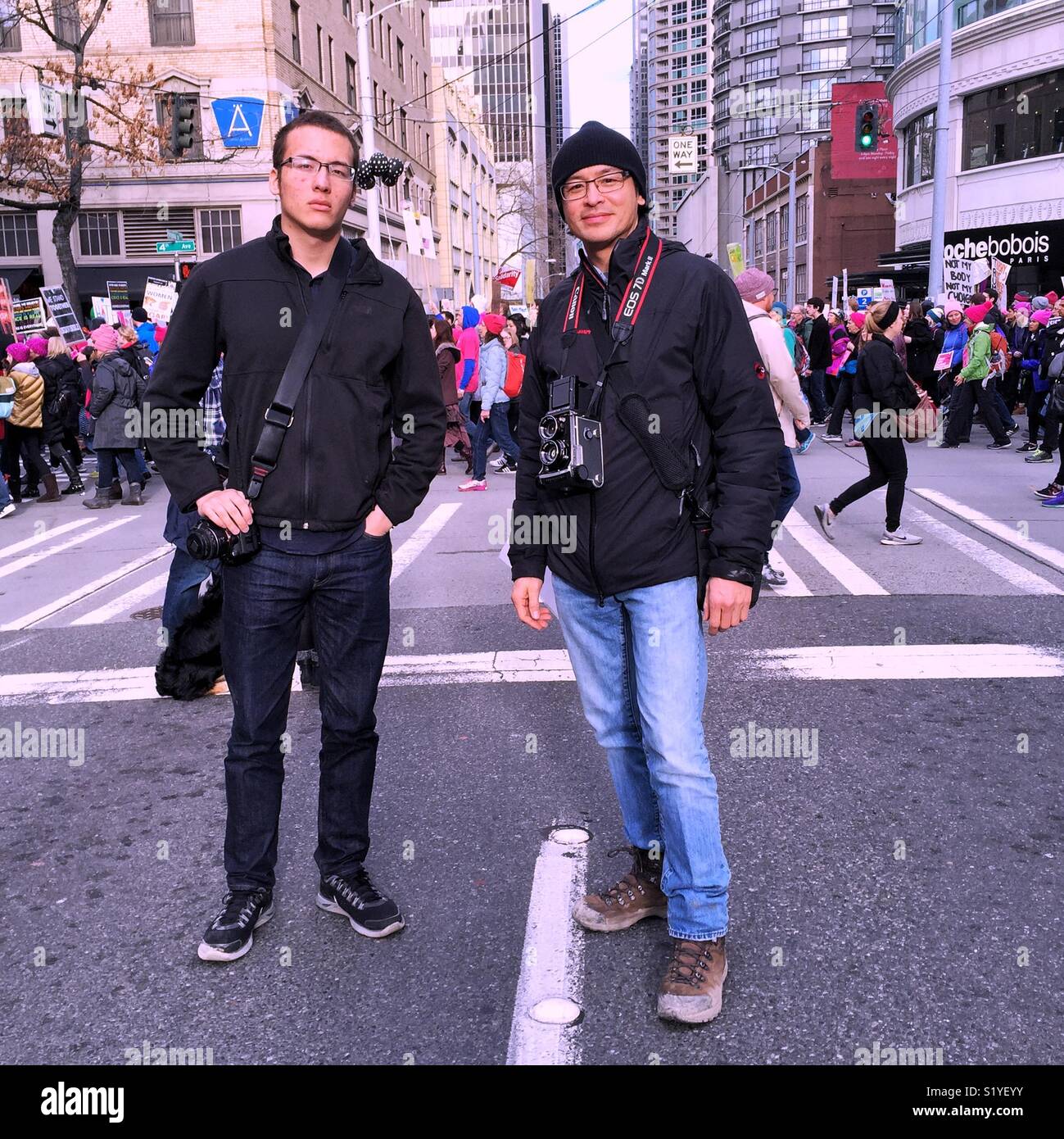 Zwei männliche Fotografen vor der Frauen März in Seattle posing Stockfoto