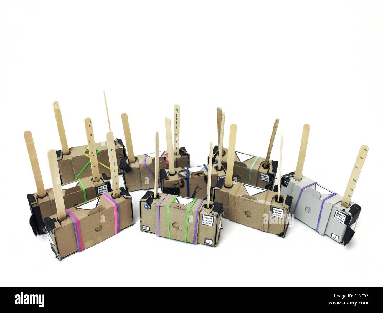 Handarbeit Pappe Pinhole Kameras während der Klasse gemacht - Smartphone-aufgenommenes Stockfoto