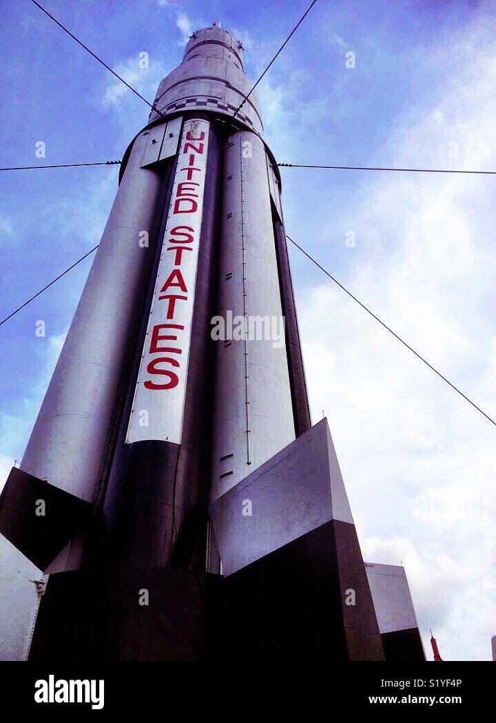 Drähte sichern einen Saturn ich Rakete in einer aufrechten Position in der Rocket Park an der US-Space und Rocket Center in Huntsville, Alabama. Stockfoto