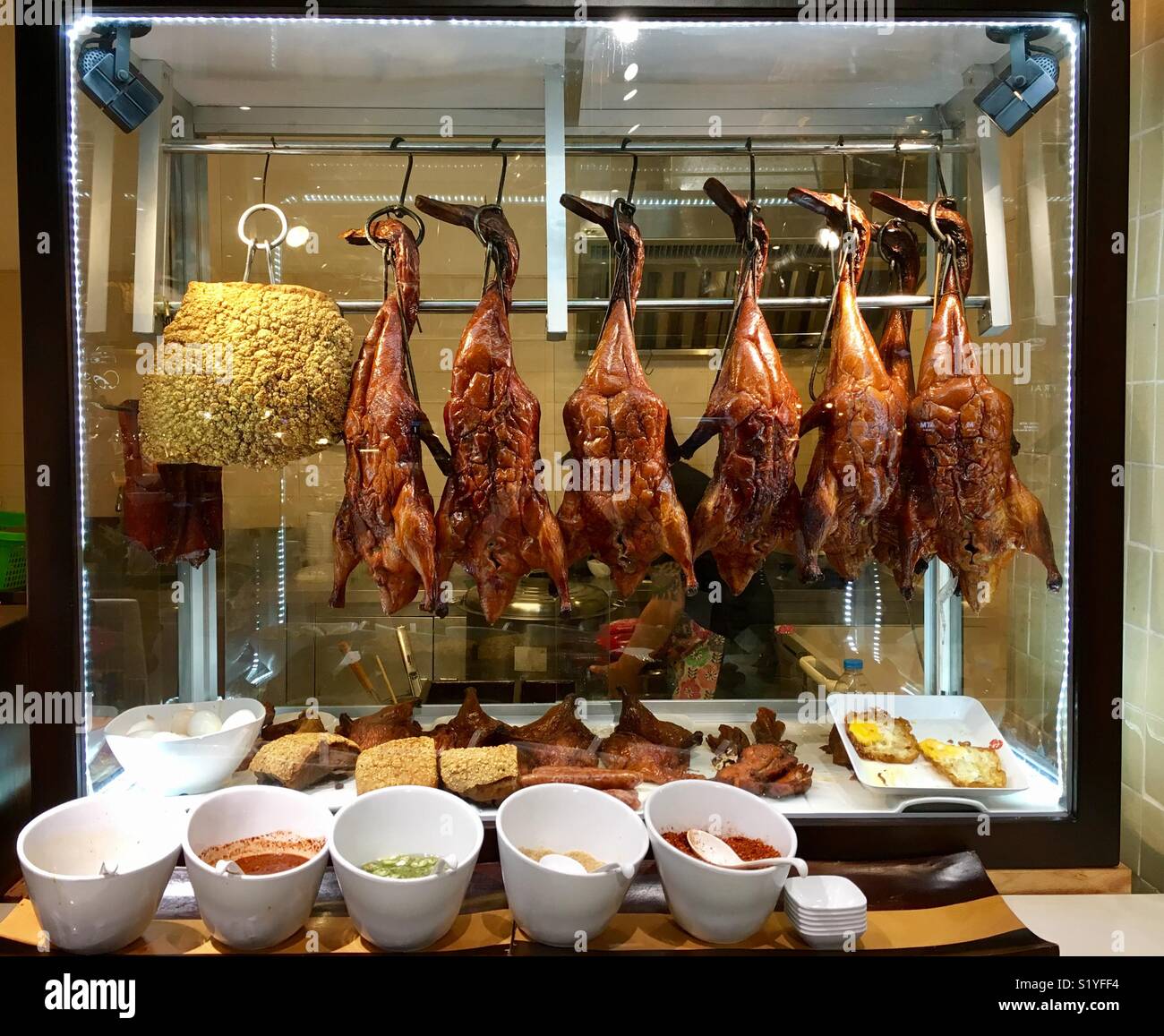 Peking-Ente in einem Stall, Chiang Mai, Thailand - Smartphone-aufgenommenes Stockfoto