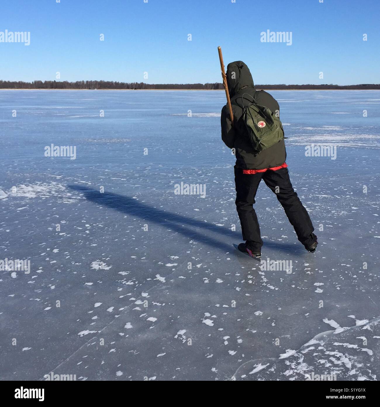 Schlittschuhlaufen auf Natureis. - Smartphone-aufgenommenes Stockfoto
