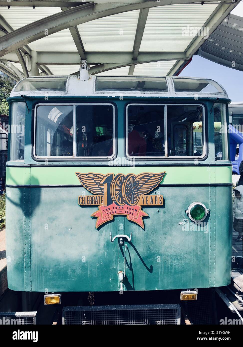 Vorn an der Spitze der Bahn Straßenbahn in Hongkong. Die vintage Schlitten hat eine feiern 100 Jahre Logo auf der Vorderseite. Stockfoto