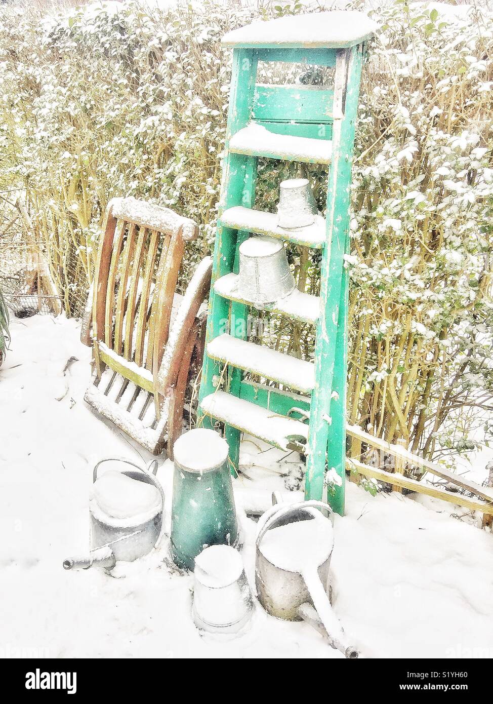 Schneebedeckte, Gartenmöbel - Smartphone-aufgenommenes Stockfoto