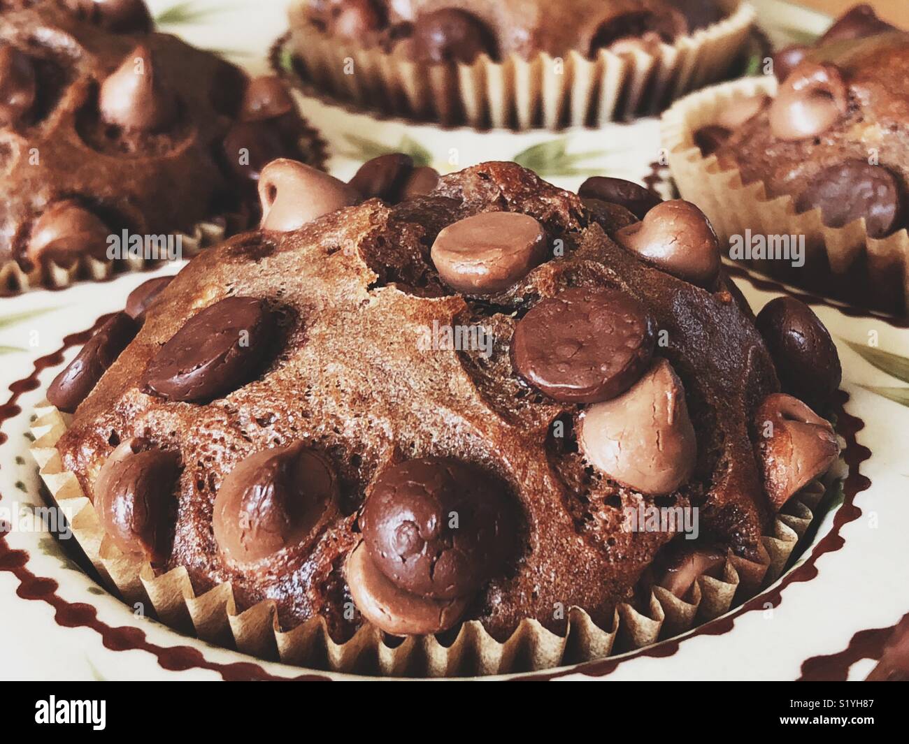 Nahaufnahme des chocolate Banana Muffins gekrönt mit Milch und semi sweet Chocolate Chips - Smartphone-aufgenommenes Stockfoto