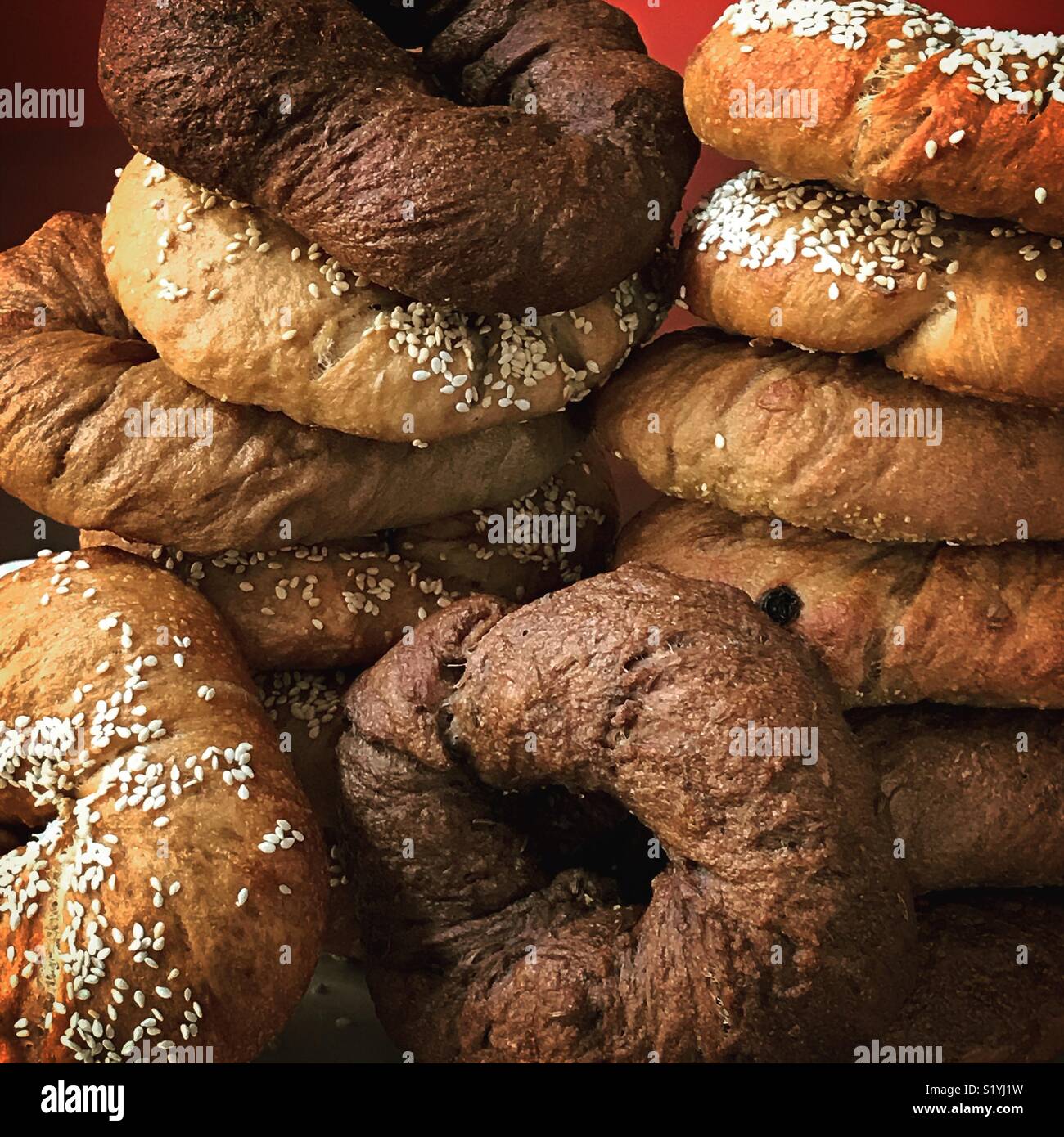 Stapel von sortierten Bagels Stockfoto