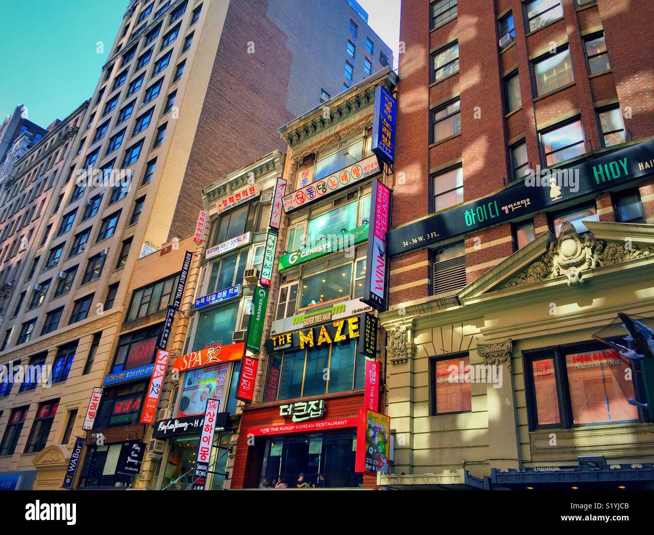 Bunte mehrsprachige Store Fronten auf W. 32nd St., Koreatown, New York City, USA Stockfoto