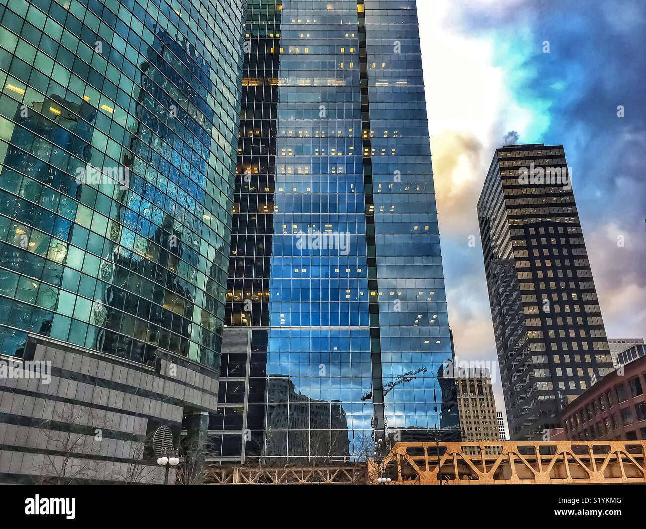 Reflexion innerhalb einer Reflexion über Wolkenkratzer in der Innenstadt von Chicago Loop Stockfoto