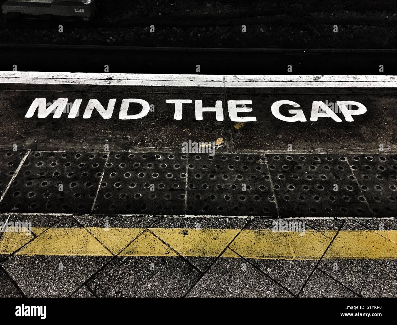 Mind the gap Zeichen auf Bahnsteig - Smartphone-aufgenommenes Stockfoto