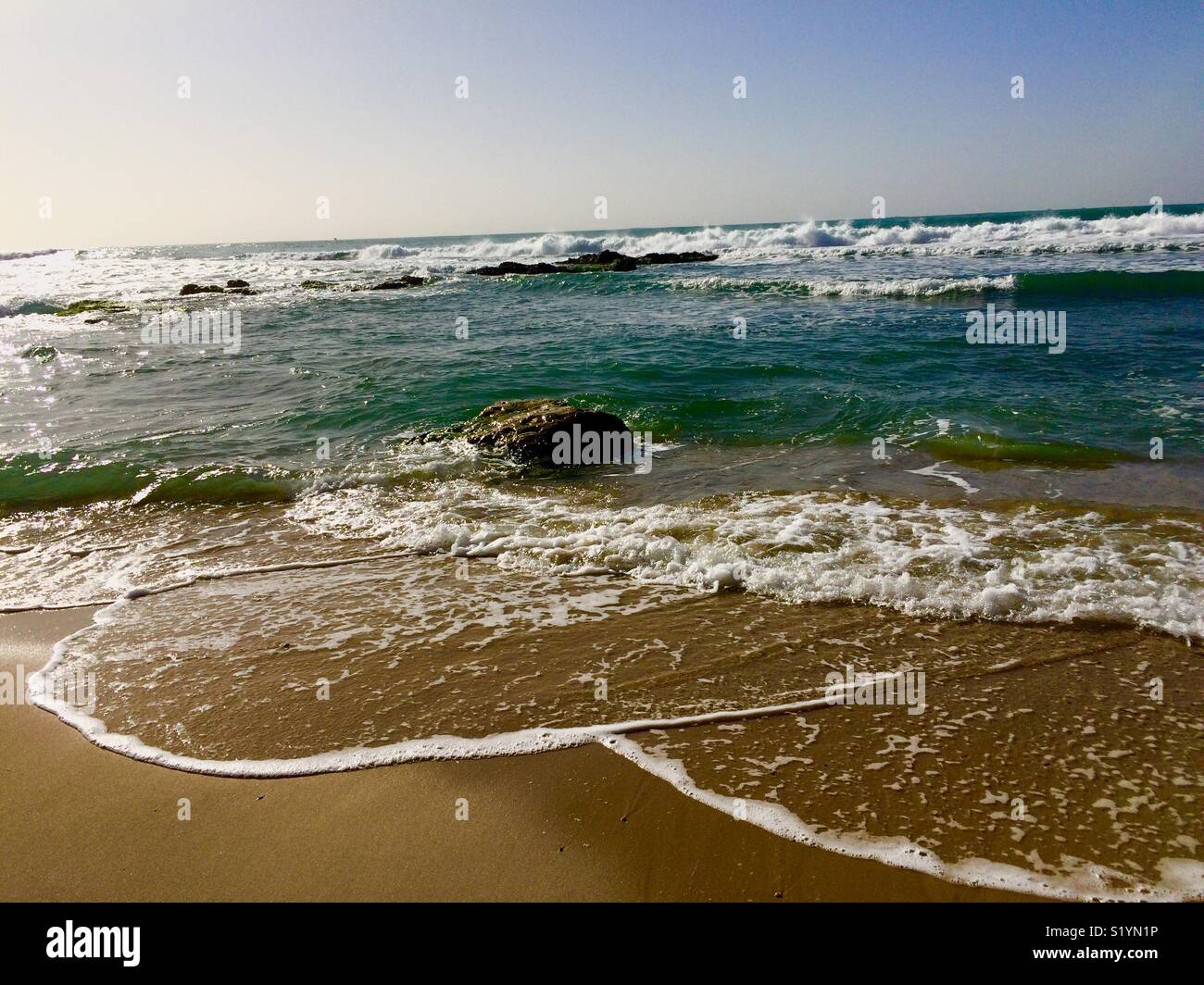 Romantische Sicht (Felsen im Meer durch Wasser und Wellen umgeben). Stockfoto