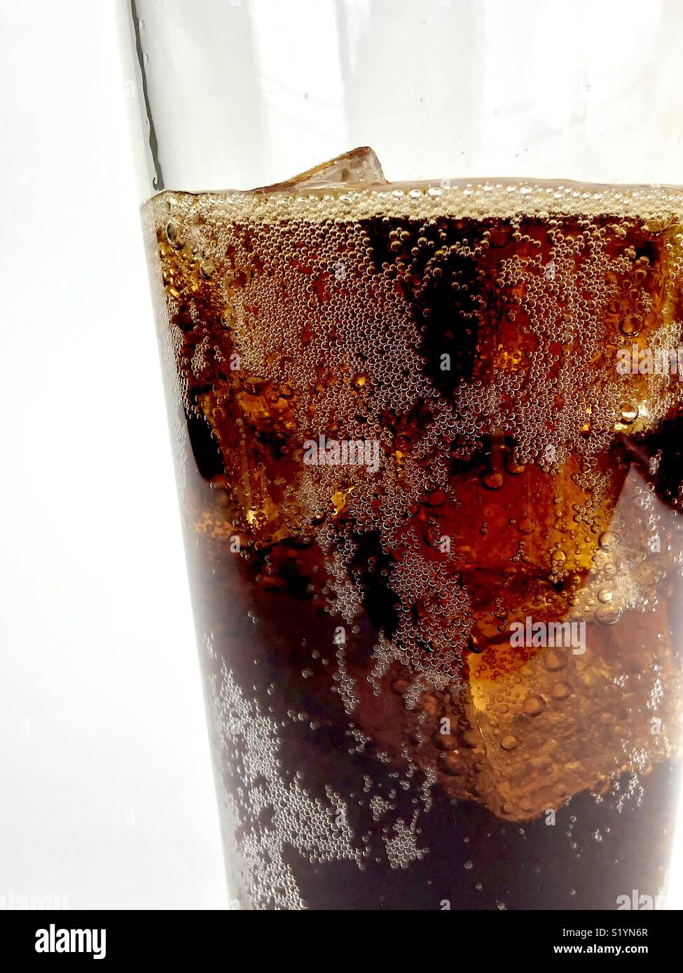 Nahaufnahme von einem Glas Cola auf Eis Stockfoto