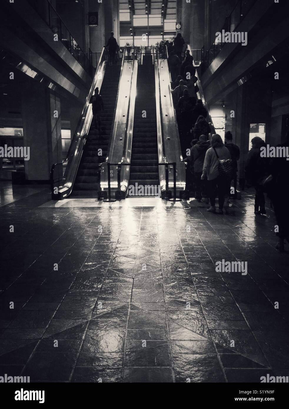Leute für die Rolltreppe in Convention Center in Seattle warten - Smartphone-aufgenommenes Stockfoto