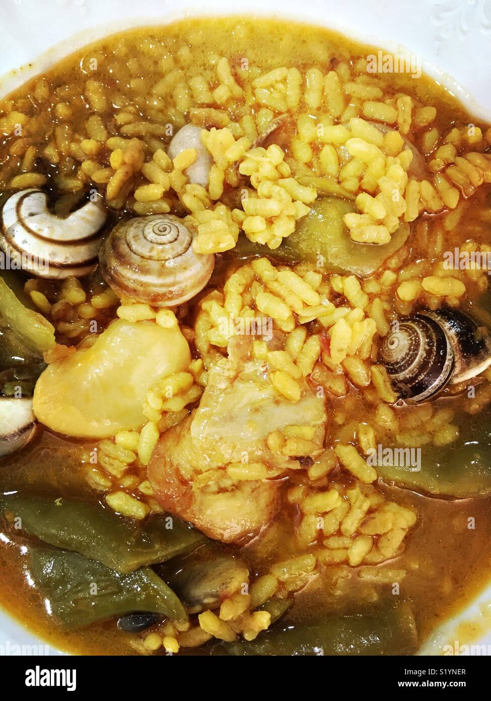 Spanische Gericht mit Schnecke und Reis und Bohnen Stockfoto