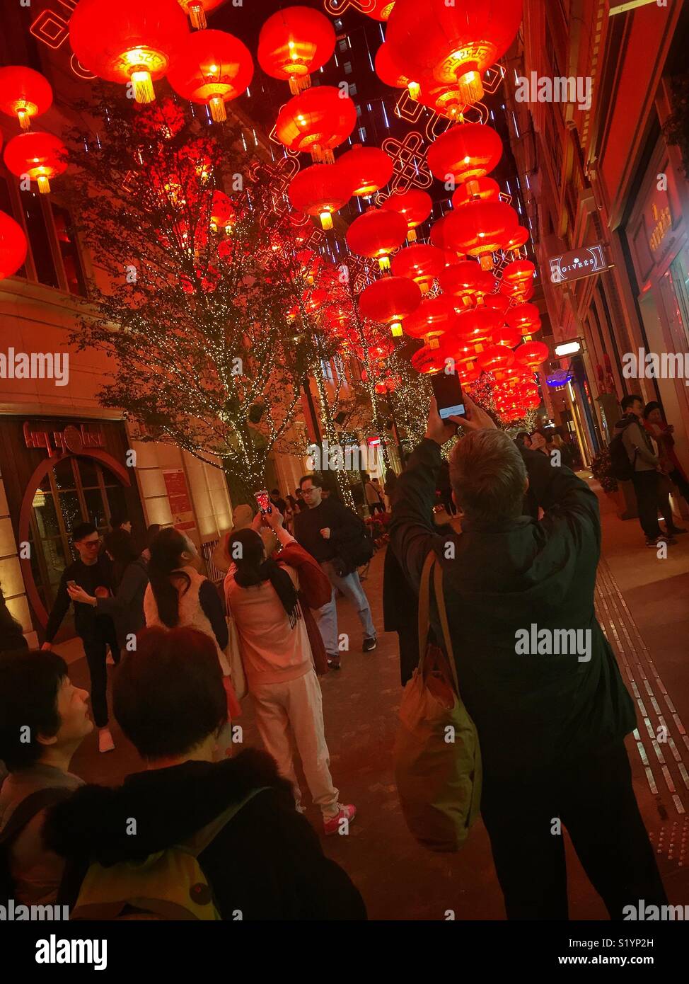 Rote Laternen, traditionellen Dekorationen für das chinesische Neujahr, in Lee Tung Avenue, einer Shopping Mall im Jahr 2015 auf dem Gelände des alten Lee Tung Street (' Hochzeit Karte Straße") in Wan Chai, Hong Kong eröffnet - Smartphone-aufgenommenes Stockfoto