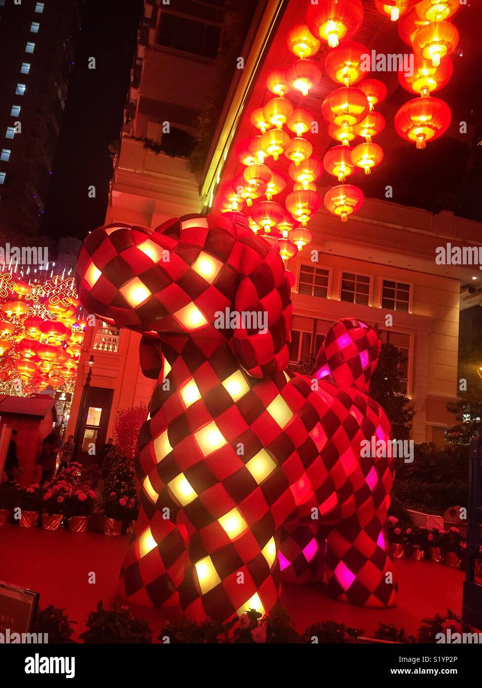 "Fortune Knoten Doggie", ein 4-meter Skulptur von kavan Lau im Lee Tung Road, Wan Chai, Hong Kong Island für das Chinesische Neue Jahr des Hundes im Jahr 2018 installiert, emuliert traditionelle Webtechnik Stockfoto