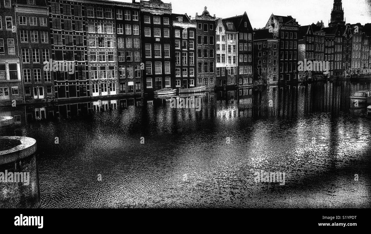 Amsterdam schwarze und weiße typisch holländische Architektur und Kanal - Smartphone-aufgenommenes Stockfoto