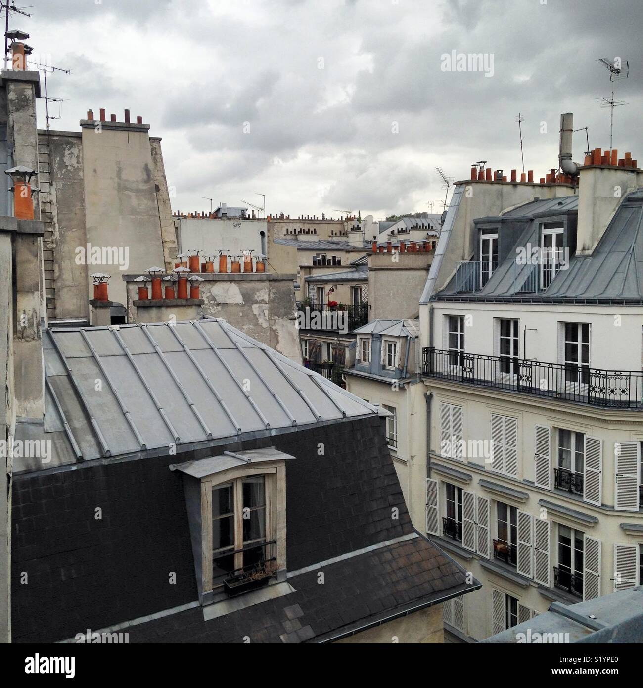 Die Dächer von Paris an einem bewölkten Tag. Stockfoto