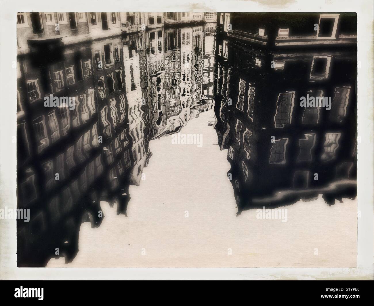 Typische holländische Architektur in Kanal, Amsterdam, Niederlande nieder - Smartphone-aufgenommenes Stockfoto