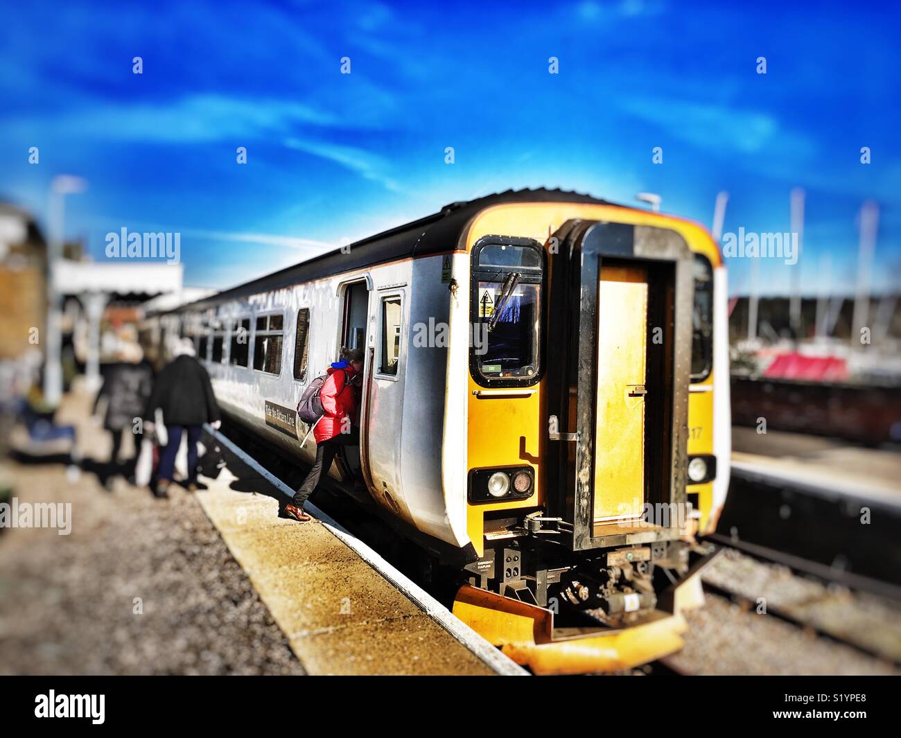 Mehr Anglia Personenzug auf der 49-mile East Suffolk Nebenbahn, Woodbridge, Suffolk, Großbritannien. Stockfoto